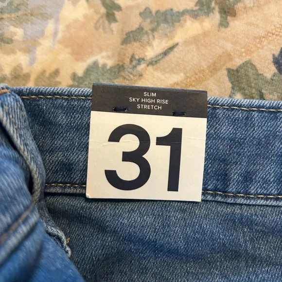 GAP Denim Cute Pocket Detail Medium Wash NWT High-Rise, Slim Fit - Picture 4 of 4